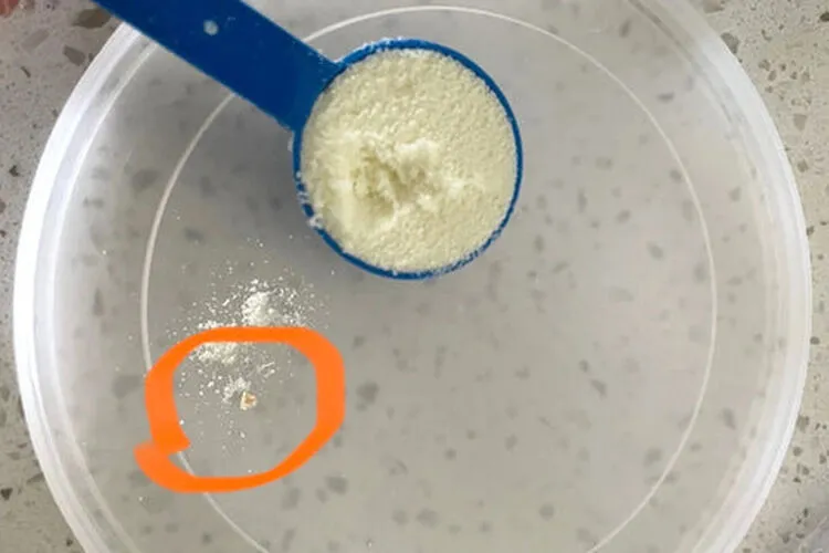 Cảnh báo: 3 dấu hiệu nhận biết sữa NAN giả mắt thường cũng thấy 2 Sự bất thường về trạng thái vật lý, màu sắc và mùi vị sinh học của hạt bột sữa
