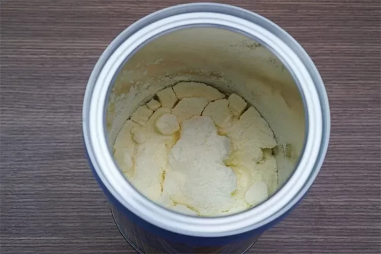 Cảnh báo: 3 dấu hiệu nhận biết sữa NAN giả mắt thường cũng thấy 3 Hiện tượng vón cục hoặc đổi màu khi thực hiện các thử nghiệm vật lý đơn giản với nước